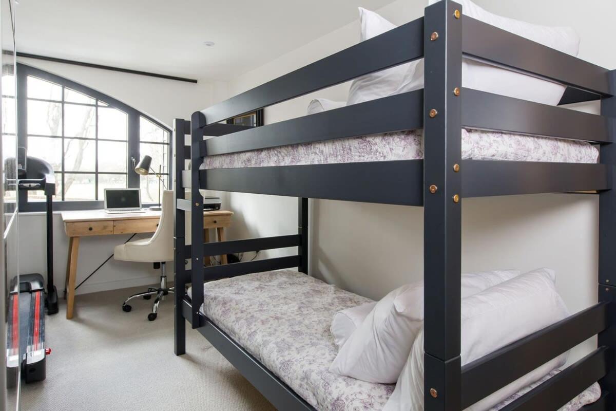 Stylish City Centre Apartment With Sauna Chichester Extérieur photo