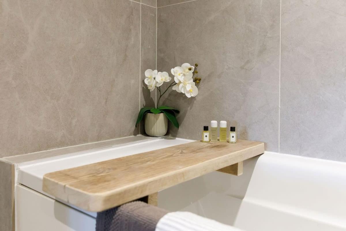 Stylish City Centre Apartment With Sauna Chichester Extérieur photo