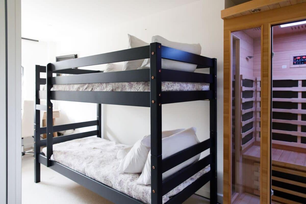 Stylish City Centre Apartment With Sauna Chichester Extérieur photo