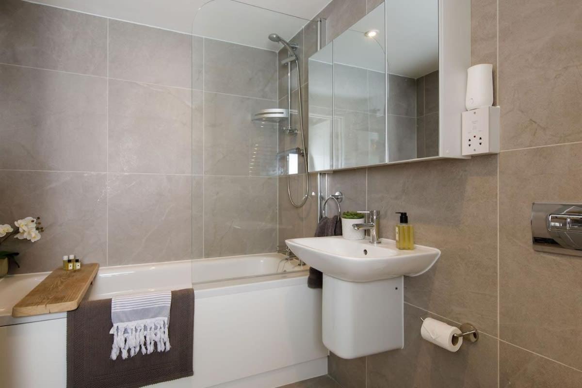 Stylish City Centre Apartment With Sauna Chichester Extérieur photo