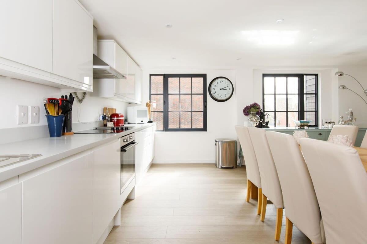 Stylish City Centre Apartment With Sauna Chichester Extérieur photo