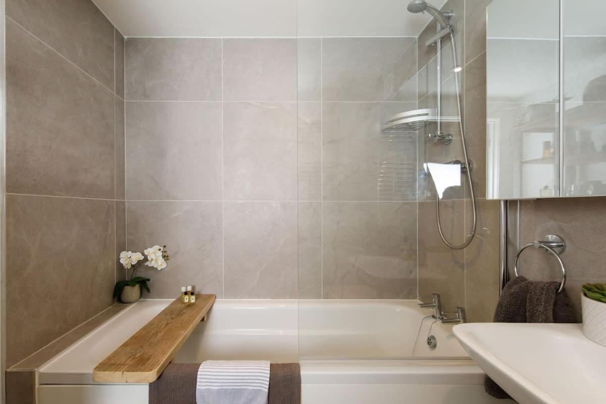 Stylish City Centre Apartment With Sauna Chichester Extérieur photo