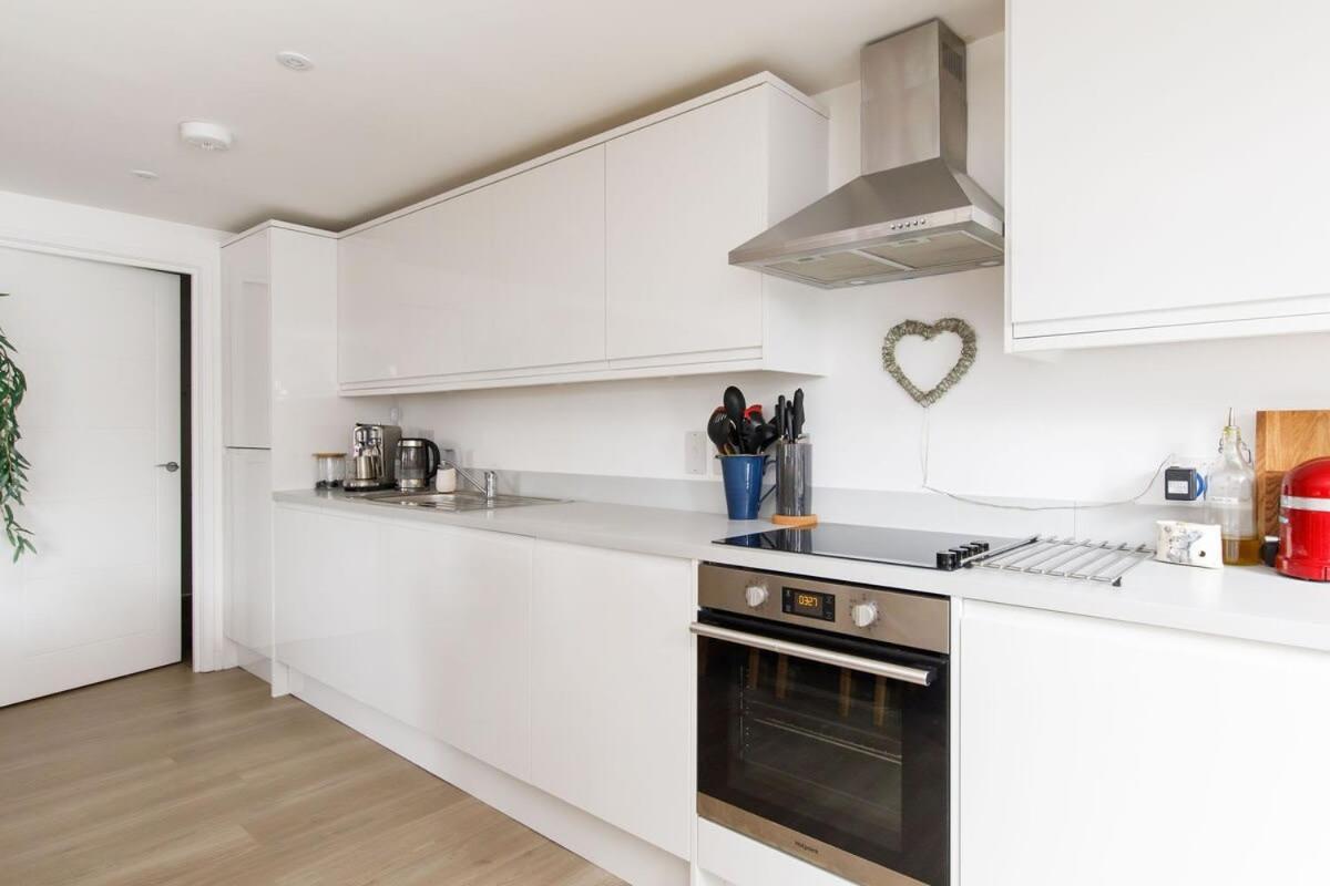 Stylish City Centre Apartment With Sauna Chichester Extérieur photo