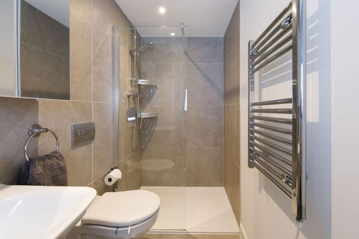 Stylish City Centre Apartment With Sauna Chichester Extérieur photo