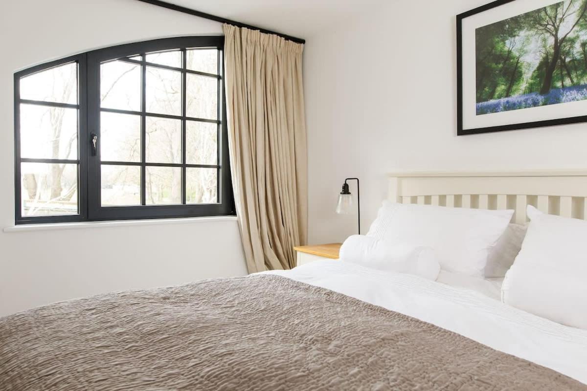 Stylish City Centre Apartment With Sauna Chichester Extérieur photo