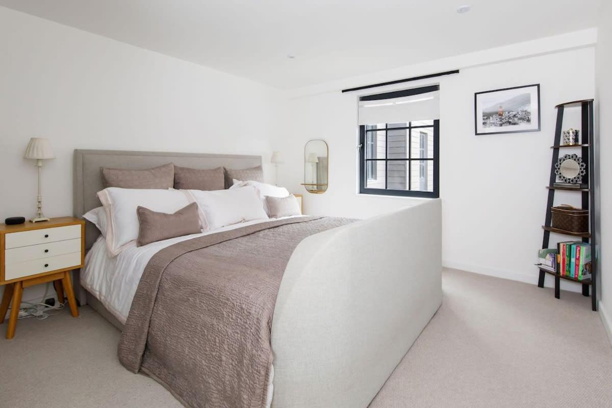 Stylish City Centre Apartment With Sauna Chichester Extérieur photo