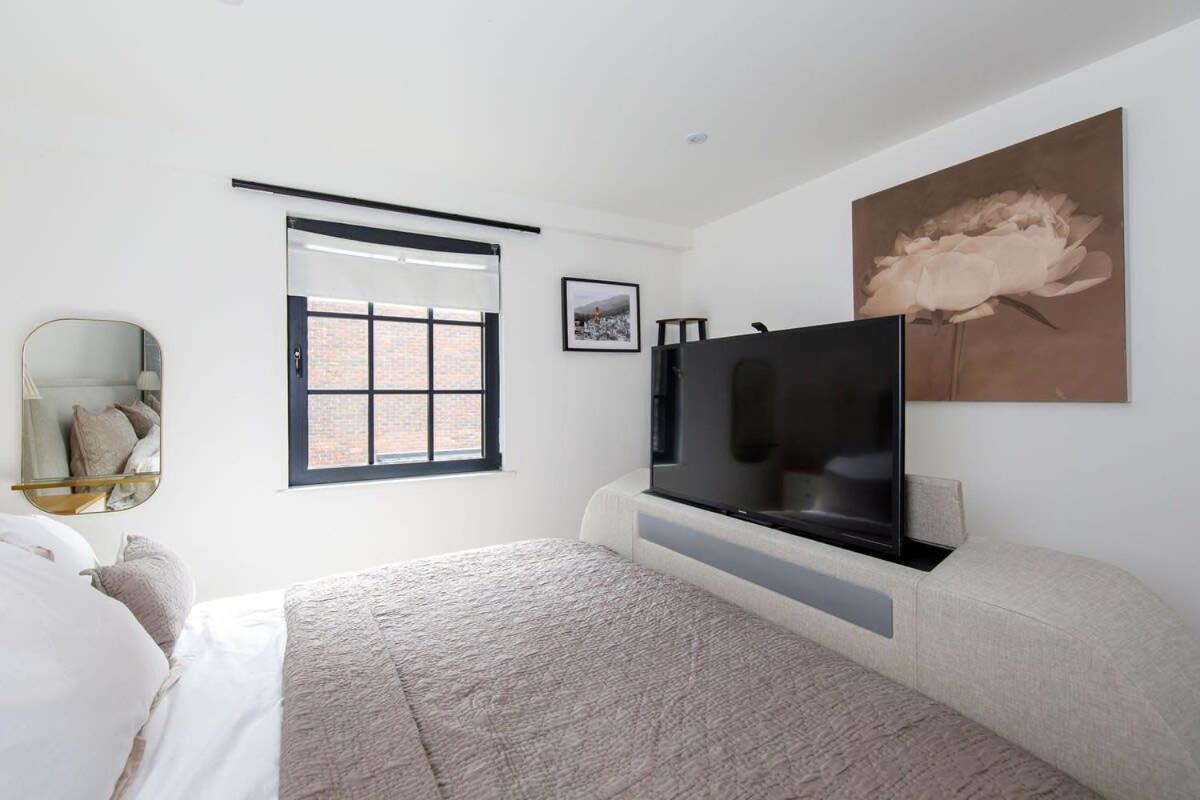 Stylish City Centre Apartment With Sauna Chichester Extérieur photo