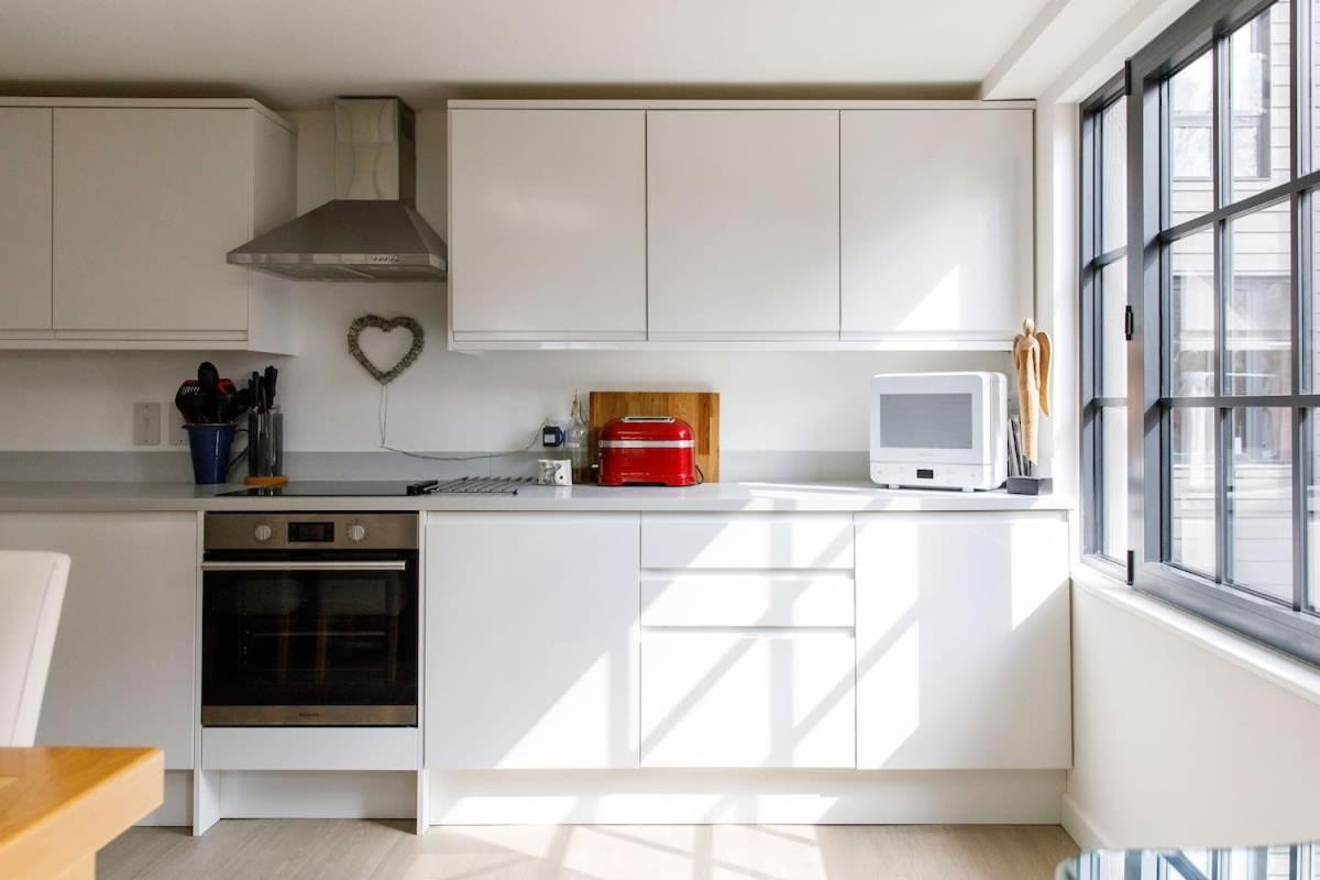 Stylish City Centre Apartment With Sauna Chichester Extérieur photo