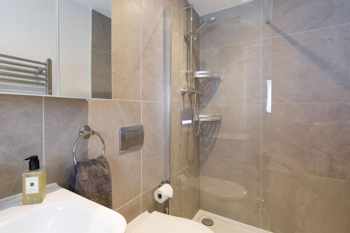Stylish City Centre Apartment With Sauna Chichester Extérieur photo