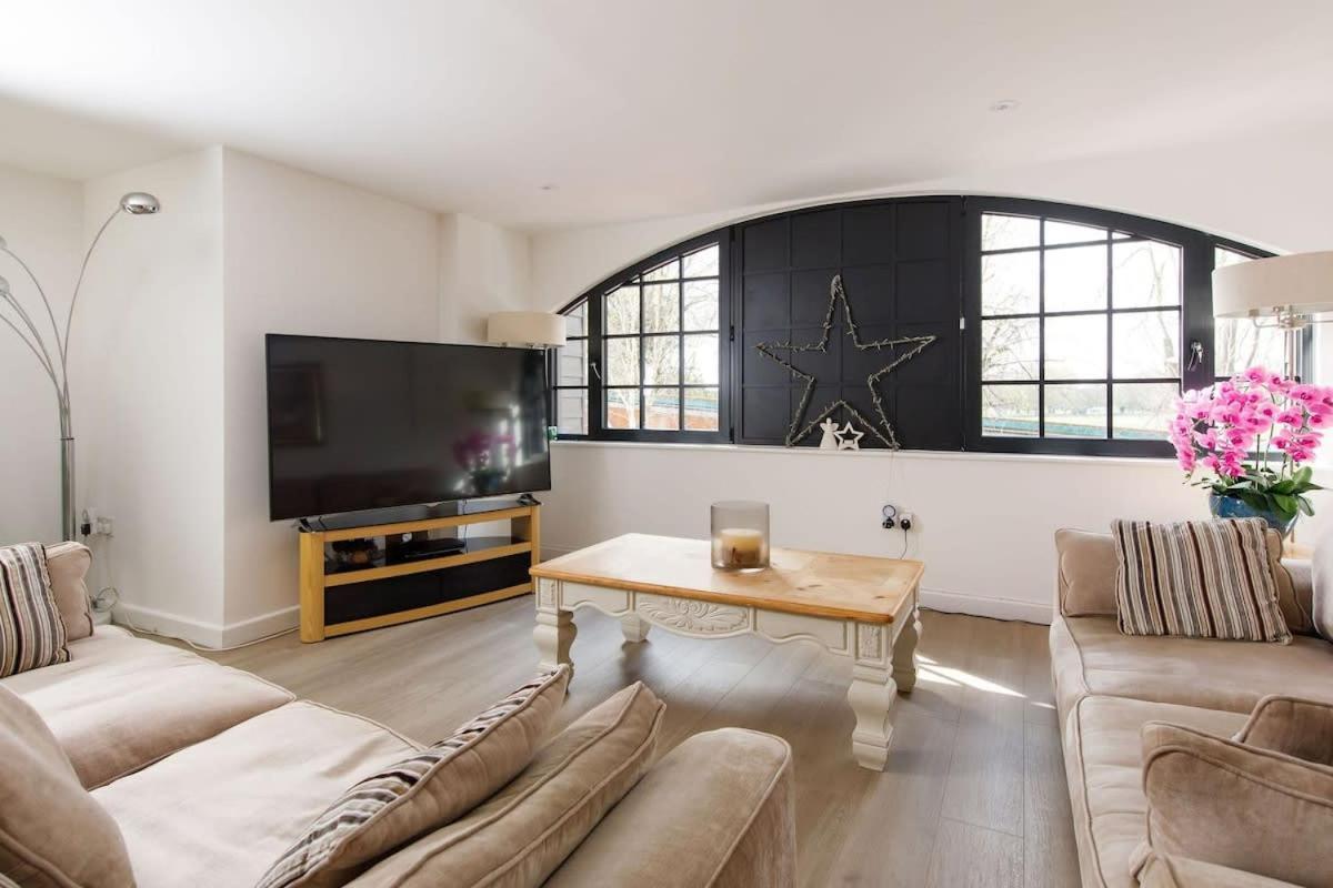 Stylish City Centre Apartment With Sauna Chichester Extérieur photo