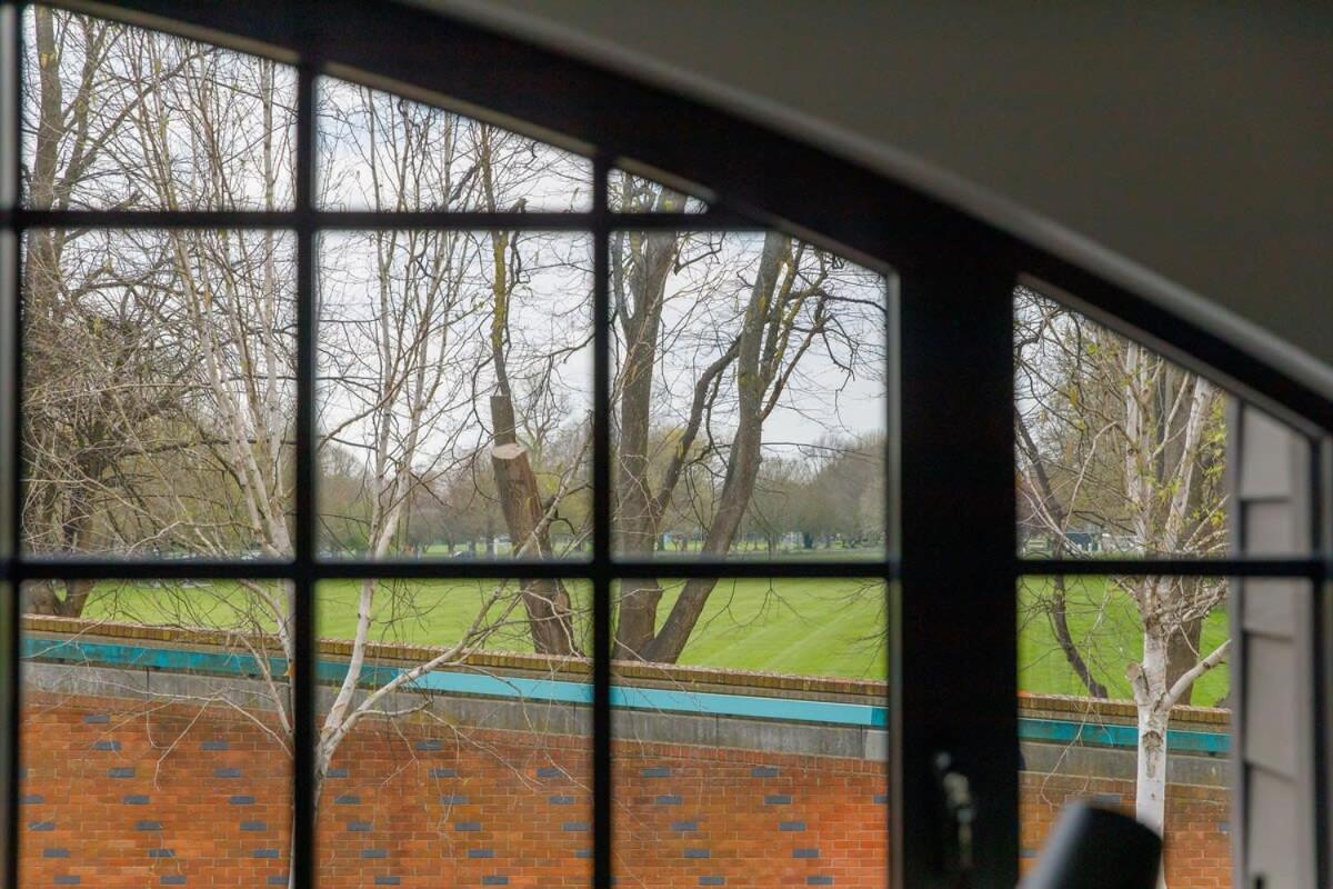 Stylish City Centre Apartment With Sauna Chichester Extérieur photo