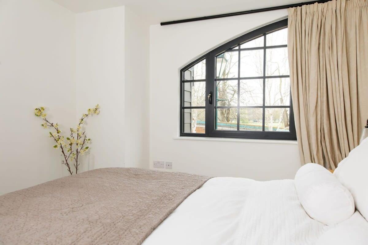 Stylish City Centre Apartment With Sauna Chichester Extérieur photo